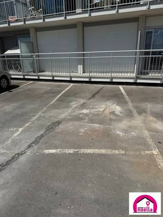 Te huur autostandplaats nummer 2 gelegen in de residentie Horizon, Parklaan 5. De parkeerplaatsen zijn afgesloten door een poort, en liggen aan de achterkant van de residentie.
Info 0471 10 63 68 of info@immonoella.be