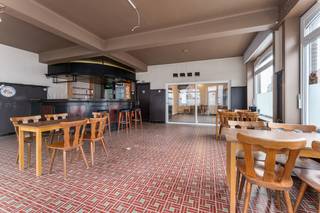 Dit handelspand bevindt zich op een mooie locatie in Emelgem.Op de benedenverdieping bevindt zich de handelsruimte, die nu ingericht is als café met...