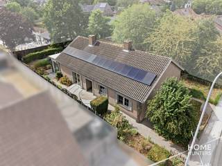 Op zoek naar een instapklare &amp; gelijkvloerse woning waar ruimte en kwaliteit centraal staan? Dan is deze smaakvol afgewerkte open bebouwing absoluut een bezoek waard. De woning beschikt over royale leefruimtes, een prachtige architecturaal aangelegde tuin en een hoogwaardige afwerking. Dit alles op een rustige ligging op wandelafstand van winkels en scholen.<br /><br />Bij het betreden van de woning komt u terecht in een ruime inkomhal met twee praktische inbouwkasten. De lichtrijke leefruimte vormt samen met de gezellige veranda het hart van de woning. De veranda is uitgerust met dubbele beglazing, automatische ventilatie en elektrische zonwering en biedt een prachtig uitzicht op de architecturaal aangelegde zuidwest-gerichte tuin met sierlijke vijvers. Ook buiten geniet u optimaal dankzij de pergola met zonwering, de barbecue met pizzaoven en de sfeervolle tuinverlichting.<br /><br />De kwalitatieve eiken keuken met duurzaam Dekton werkblad beschikt over heel wat kastruimte en is volledig uitgerust met ingebouwde toestellen. Aansluitend bevindt zich een gezellige eethoek en een praktische berging.<br /><br />Verder beschikt de woning over drie volwaardige slaapkamers met inbouwkasten, een aparte bureau of polyvalente ruimte, een stijlvolle badkamer met douche, ligbad, nieuw hangtoilet en ventilatie, evenals een ruime garage.<br /><br />Een absolute troef is de enorme zolderverdieping met een vrije stahoogte van ongeveer 2 meter. Deze biedt tal van mogelijkheden voor het creëren van extra slaapkamers, hobbyruimte of een thuiskantoor.<br /><br />Ook op technisch vlak scoort deze woning uitstekend. Zo beschikt ze over 16 zonnepanelen (5.120 kWh), een recente condenserende aardgasketel, overal dubbele beglazing, geïsoleerde buitenmuren en zoldervloer, een regenwaterput van 10.000 liter met drievoudig filtersysteem, een gekeurd alarmsysteem en een verandascreen.<br /><br />Extra troeven:<br /><br />- Open bebouwing met veel privacy<br />- Architecturaal aangelegde Zuidwest-gerichte tuin<br />- Drie slaapkamers met inbouwkasten<br />- Mogelijkheid tot extra kamers op de zolder<br />- Ruime garage, tuinhuis en fietsenberging<br />- Open haard<br />- 16 zonnepanelen<br />- EPC-label C (278 kWh/m²) – geen renovatieverplichting<br />- Asbestveilig attest beschikbaar<br />- Geen aanwijzingen van bodemverontreiniging<br />- Overstromingsscore A voor zowel perceel als woning<br />- Rustige ligging op wandelafstand van winkels en scholen<br /><br />Een woning waar ruimte en een uitzonderlijke tuin samenkomen. Ideaal voor wie zonder zorgen wil verhuizen naar een kwalitatieve gezinswoning met alle comfort en uitbreidingsmogelijkheden.