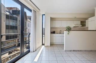 Een lichtrijk appartement met schitterend zicht en terras achteraan ....Pal in het centrum van Menen vinden we in de Bruggestraat dit mooie...