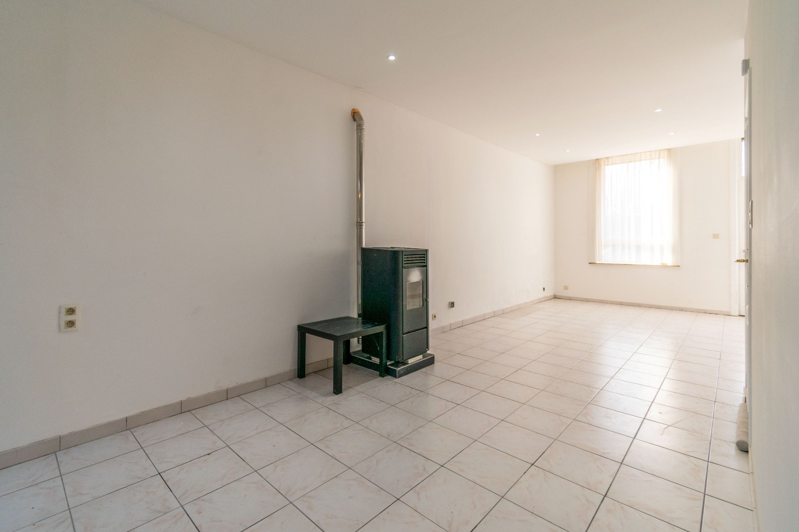 Een goed gelegen, verder af te werken rijwoning te Lot - foto 4