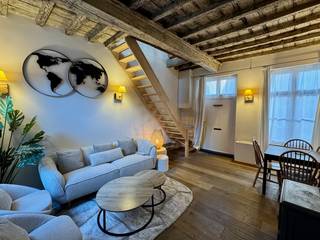 Op een steenworp van ’t Zand, in het historische centrum van Brugge, bevindt zich deze uiterst CHARMANTE GEMEUBELDE WONING met STADSKOERTJE...