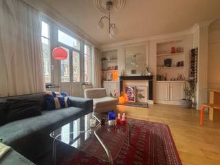 <span><strong>**Charmant appartement te huur in historisch gebouw**</strong></span><br /><br />In een statig herenhuis in de Koning Leopold I-straat bevindt zich dit uiterst charmante <strong>éénslaapkamerappartement</strong>. Het gebouw straalt klasse en karakter uit. Het appartement is gelegen op de <strong>tweede verdieping</strong>, wat zorgt voor extra rust en privacy. Hier geniet je van het beste van twee werelden: het bruisende stadsleven vlakbij, gecombineerd met de sereniteit van je eigen thuis.<br /><br />Het appartement beschikt over een volledig<strong> geïnstalleerde keuken en badkamer</strong>. Aan de voorzijde bevindt zich een <strong>balkon</strong>, terwijl je aan de achterzijde kan genieten van een aangenaam<strong> terras</strong>. De leefruimte baadt in het zonlicht en de authentieke schouw geeft de ruimte extra charme en warmte.<br /><br />Daarnaast is er in het gebouw een <strong>gemeenschappelijke wasruimte</strong> aanwezig, wat bijdraagt aan het comfort om hier volledig zelfstandig te wonen.<br /><br /><span><strong>Zou dit jouw nieuwe thuis kunnen worden? Aarzel niet en contacteer ons via 016 229 228 of verhuur@connect-immo.be</strong></span><br /><br />Huurprijs: €1250 + €90 (gemeenschappelijke lasten + water) + elektriciteit/gas/internet privatief af te sluiten<br />Beschikbaar vanaf 1 april - geen studentenverhuur