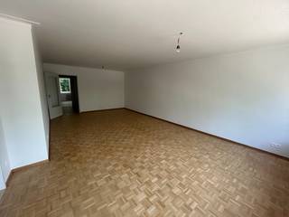 Zonnig, ruim en gerenoveerd app met 2 slaapkamers en terras. Het appartement is gelegen op de tweede verdieping en te bereiken met een lift en/of trap en bestaat uit een inkomhal, een ruime woonkamer ( opp ca 35m2 )met aansluitend een ingerichte nieuwe keuken (ca 8m²). Er zijn 2 ruime slaapkamers (opp ca 15 m2 en 12m2) met een terras , een extra ruimte(6m2) die als berging /dressing of bureau gebruikt kan worden. Een badkamer met douche en wastafel en een aansluiting voor wasmachine en droogkast. De ruime inkomhall heeft twee ingemaakte kosten en er is een apart toilet. Een grote garage vooraan het gebouw en een extra berging op het gelijkvloers in het gebouw.<br />Op wandelafstand van het Boekenbergpark, openbaar vervoer, scholen, winkels en banken, in de nabijheid van het  Boelaerpark en invalswegen.<br /><br />Huurprijs 950€ + 130 € maandelijkse kosten inclusief water en verwarming of een totaal van 1080€ per maand – onmiddellijk beschikbaar <br /><br />Bijkomende informatie:<br />epc 142 kwh – label B<br />gerenoveerd en instapklaar <br />woonopp ca 102m2 – <br />huurwaarborg 3 maanden <br />plaatsbeschrijving intrede deel huurder