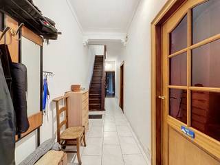 Via de inkomhal krijg je toegang tot de drie slaapkamers op de benedenverdieping. Aansluitend vind je een ruimte met toilet en douchekamer mogelijkheden, verder komt u in de veranda die uitgeeft op de gezellige tuin. Op de eerste verdieping komt u de woonkamer binnen die nadeloos aansluit op de keuken en een achterliggende badkamer. Verder heeft de woning een kelder.<br />Er zijn tal van mogelijkheden in de woning, maar een renovatie is wel nodig. De woning ligt op een boogscheut van het centrum van Hoboken en de Hobokense polder. Van hieruit zijn winkels, scholen, en speelpleinen vlakbij, net als het station, openbaar vervoer en belangrijke invalswegen naar de Antwerpse ring en de autosnelwegen E19 en A12.<br />Ook ontspanning kan je in deze buurt op wandelafstand vinden.<br />Breng een bezoek aan de maandag- en zaterdag markt, waar je verse voedingswaren kan aankopen of ga lekker aan de wandel in het prachtige natuurreservaat “de Hobokense Polder”. Je kan er lange wandelingen maken en vanuit de kijkhutten heel wat vogels spotten. Genieten voor klein en groot! .<br />Belangrijkste troeven: Dubbele beglazing;<br />EPC Label F; Stedenbouw: Vg-Wg-Gmo-Gvkr-Gvv