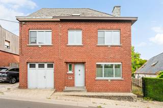 <p>Ruime woning met garage, tuin en tal van mogelijkheden aan de Valkenberg in Brakel.</p><p>Op een gegeerde locatie in Brakel, aan de bekende Valkenberg, bevindt zich deze ruime woning met tal van mogelijkheden. Dankzij de royale volumes, de veelzijdige indeling en de aangename tuin biedt deze eigendom een uitstekende basis voor wie op zoek is naar een ruime gezinswoning die volledig naar eigen smaak kan worden afgewerkt.</p><p>Bij het binnenkomen wordt u verwelkomd in de inkomhal. Rechts bevindt zich een ruime, veelzijdige kamer die tal van mogelijkheden biedt. Ze leent zich perfect als praktijk- of kantoorruimte voor een zelfstandige activiteit, maar kan evengoed worden ingericht als een comfortabele bureauruimte voor wie regelmatig van thuis uit werkt.</p><p>Achteraan bevinden zich de lichtrijke leefruimte en de ruime keuken, beide met een aangenaam zicht op de tuin. Verder beschikt het gelijkvloers over een praktische bijkeuken, een afzonderlijk toilet en een inpandige garage.</p><p>Via de tuin bereikt u bovendien een voormalige duiventil. Dankzij de aanwezige water- en elektriciteitsaansluitingen kan deze ruimte perfect worden ingericht als hobbyruimte, atelier, werkplaats of extra bergruimte.</p><p>Op de eerste verdieping bevinden zich vier ruime slaapkamers en een badkamer met toilet. Daarnaast beschikt de woning over een ruime zolder, die tal van extra mogelijkheden biedt en kan worden ingericht volgens uw eigen wensen.</p><p>Met haar ruime indeling, veelzijdige mogelijkheden en aantrekkelijke ligging aan de iconische Valkenberg is deze woning een uitstekende kans voor gezinnen, thuiswerkers en zelfstandigen die op zoek zijn naar een eigendom met toekomstpotentieel.</p><p>Troeven:<br />- Topligging<br />- Stevige constructie met betonnen verdiepingsvloeren<br />- Veel potentieel: grote ruimtes, vier slaapkamers, ruime zolder<br />- Mogelijkheid tot praktijk, thuiswerkplek of zelfstandige activiteit</p><p>Contacteer Femke via femke@immobeguin.be voor meer informatie of een bezoek.</p>