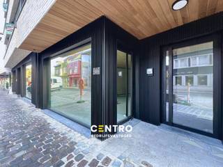 Handelsgelijkvloers - kantoor - praktijkruimte. Nieuw EPC, na gedane werken, in opmaak !<br /><br /><span><strong><u>INDELING</u></strong><u>:</u></span><br /><span><strong><em>Gelijkvloers (± 58,20 m²):</em></strong><strong> </strong>Vitrine - overdekte inkomsas - open polyvalente casco ruimte - sanitair - </span><span>gemeenschappelijke</span><br /><span>parkeergelegenheid voor de deur, in nabijheid van de Wallenparking.</span><br /><br /><u><strong>AFWERKING:</strong></u><br />Casco staat - verdere afwerking zal gebeuren in overleg met de kandidaat-huurder! <br /><br /><span><strong><u>BESTEMMINGSMOGELIJKHEDEN:</u></strong></span><br /><span>Volgens het gewestplan gelegen in woongebied.</span><br />Handel, kantoor, diensten, horeca,...<br /><br /><span><strong><u>NUTSVOORZIENINGEN</u></strong><u>:</u><br />Stadswater, elektriciteit, riolering</span><span>, ventilatiesysteem.</span><br /><br /><u>* Bijzonderheden:</u><br />- Vermelde huurprijs is te verhogen met de onroerende voorheffing, gemene kosten en BTW.<br />- Onze referentie op<strong> </strong><strong>www.centro.be</strong>: <strong>O0147</strong><br />- <strong>Interesse?</strong> Neem dan vandaag nog contact voor meer info of bezichtiging:<strong> </strong><strong>050700102</strong><strong>.</strong><br /><br /><strong>CENTRO | </strong><strong>BEDRIJFSVASTGOED </strong>is reeds 25 jaar <u>gespecialiseerd in de bemiddeling van commercieel- en bedrijfsvastgoed</u> in West- en Oost-Vlaanderen.<br /><strong>Wilt u ook weten hoeveel uw bedrijfsgebouw waard is?</strong><br />Contacteer ons vrijblijvend voor een marktconforme waardebepaling van uw pand. <br /> 