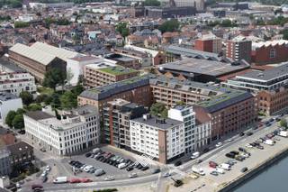 Deze kantoorruimte van 90.3 m² is gelegen op de hoek van het gebouw uitkijkend op het Carelsplein van winkelcenter Dok Noord. De extra hoge plafonds van 365cm en de grote raampartij maken dat dit kantoor extra veel licht heeft en een aangenaam zicht op het Carelsplein.<br /><br />Bij de kantoorruimte hoort een ondergrondse berging en een parkeerplaats waar elektrisch laden mogelijk is. De prijs omvat de casco levering, vrij in te delen en af te werken naar eigen keuze.  <br /><br />O’Vert biedt een aangename werkplek met in totaal 7 kantoorruimtes met verschillende oppervlaktes, indelingen en uitzichten. Daarnaast komen er 131 appartementen. <br /><br />O’Vert biedt een architecturale dialoog tussen verleden en toekomst en wordt bovendien een bijna-energieneutraal (BEN) project, met aansluiting op het Gentse warmtenet, fotovoltaïsche panelen en geavanceerde ventilatiesystemen. Ondergrondse parkeervoorzieningen maken optimaal gebruik van de beschikbare ruimte.<br /><br />Werken in het centrum van Gent met twee nieuwe parktuinen en een winkelcentrum vlak naast de deur, in een levendige omgeving aan de Oude Dokken, kan binnenkort in O’Vert. Dankzij meer dan 7.700m² nieuw parkgebied bieden de kantoren een ongeziene rust en kwaliteit temidden de stad met alle ontspanning, restaurants, recreatie, cultuur en voorzieningen op wandelafstand.<br /><br />Benieuwd naar het volledige aanbod? Een persoonlijke, vrijblijvende afspraak kan via jef@landbergh.be of 09 225 25 24.