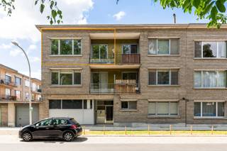 <p>Op zoek naar een ruim appartement waar licht, comfort en een uitstekende ligging hand in hand gaan? Dan voelt u zich hier ongetwijfeld meteen thuis.<br /><br /><span>Op een rustige en gegeerde locatie aan de </span>Parklaan<span>, gelegen aan een aangenaam pleintje met zicht op het groene Fort V, bevindt zich dit ruime appartement van maar liefst </span>115 m²<span>. Hier geniet u van een mooie combinatie van rust, ruimte en een uitstekende bereikbaarheid.</span></p>
<p>Via de verzorgde inkomhal met praktische ingemaakte vestiairekasten komt u in de royale leefruimte, waar de grote raampartijen het daglicht rijkelijk binnenlaten. De gezellige schouw zorgt voor extra sfeer, terwijl het prachtige uitzicht op het groene Fort V elke dag opnieuw een rustgevend decor vormt. Zet de deuren naar het terras open en geniet van een rustige ochtend met een kop koffie of van een zonnige avond in de buitenlucht.</p>
<p>De aparte keuken is praktisch ingericht en uitgerust met verschillende toestellen, waaronder een oven, kookplaat, dampkap, koelkast, diepvries en spoelbak. Dankzij de vele kastruimte is ook aan praktisch comfort gedacht.</p>
<p>Via de nachthal bereikt u de twee volwaardige slaapkamers. De grootste slaapkamer geeft rechtstreeks uit op het overdekte terras aan de achterzijde, waar u in alle rust kunt genieten van een moment voor uzelf. De handige bergkast op het terras zorgt bovendien voor extra opbergruimte.</p>
<p>De badkamer kreeg een complete make-over in 2024. Het resultaat is een stijlvolle, moderne ruimte met een ruime inloopdouche, een elegant badkamermeubel met wastafel en spiegel, verlichting én een voorziene aansluiting voor een wasmachine.</p>
<p>Als extra troef beschikt het appartement over een ruime, droge privatieve kelderberging.</p>
<p>Met een maandelijkse provisie van € 150 zijn verwarming, water en het verbruik van de gemeenschappelijke delen inbegrepen. Elektriciteit wordt individueel afgerekend.</p>
<p>De ligging maakt het plaatje compleet. Fort V ligt letterlijk voor de deur en biedt alle ruimte om te wandelen, sporten of gewoon van het groen te genieten. Winkels, scholen, openbaar vervoer en het centrum bevinden zich bovendien op een steenworp afstand, waardoor u hier geniet van de perfecte balans tussen rust en een vlotte bereikbaarheid.</p>
<p><strong>Troeven:</strong><br /><br /><span>- </span><span>Toplocatie aan de Parklaan</span><span> op een rustig pleintje met zicht op het groene Fort V</span><br /><span>- </span><span>Twee terrassen</span><span> waarvan één overdekt terras aan de achterzijde</span><br /><span>- </span><span>Volledig vernieuwde badkamer (2024)</span><span> met moderne inloopdouche</span><br /><span>- </span><span>Ruime privatieve kelderberging</span><span> inbegrepen</span><br /><span>- </span><span>Rustige, groene omgeving</span><span> met winkels, scholen, centrum en openbaar vervoer vlakbij<br /><br />Een groene omgeving, een zee van licht en ruimte om thuis te komen… Misschien wordt dit wel uw nieuwe favoriete plek. Kom het ontdekken!<br /><br />Alle attesten kunt u terugvinden op onze website: https://jamar.immo/<br /><br />Wg, Vg, Gvv, Gvkr, Gmo – geen overstromingsgevoelig gebied, geen worg<br /></span></p>