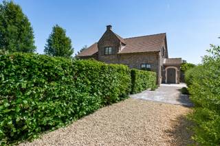 Deze villa bevindt zich op een royaal perceel van 1.924 m² en biedt een doordachte indeling met een woonoppervlakte die indruk maakt. Bij het...