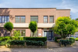 In het Interbellum werd dit gebouw opgericht in zakelijke art deco in opdracht van Adolf Gylsen naar ontwerp van architect A. De Landtsheer uit 1936.<br />In één van de meest gegeerde buurten van Antwerpen bevindt zich dit uitzonderlijke interbellum kantoorgebouw, dat authenticiteit en representativiteit op unieke wijze combineert. Gelegen in de prestigieuze Expowijk, geniet het pand van een uitstekende bereikbaarheid via de Singel, de Antwerpse Ring en het openbaar vervoer. <br />Dit statige gebouw ademt de charme van de jaren '30 met tal van authentieke elementen, waaronder hoge plafonds, sierlijsten, parketvloeren en een indrukwekkende inkomhal. Dankzij de flexibele indeling leent het pand zich perfect voor: advocatenkantoor of notariaat, architecten- of ingenieursbureau, hoofdzetel van een onderneming, praktijkruimte voor vrije beroepen en een combinatie van kantoor en representatieve ontvangstruimten.<br /><br />Troeven<br />✔ Karaktervolle interbellumarchitectuur<br />✔ Prestigieuze ligging in de Expowijk<br />✔ Uitstekende visibiliteit en bereikbaarheid<br />✔ Ruime en lichtrijke kantoorverdiepingen<br />✔ Mogelijkheid tot diverse professionele invullingen<br />✔ Nabij belangrijke invalswegen en openbaar vervoer<br /><br />De Expowijk staat bekend om haar brede lanen, groene omgeving en architecturale erfgoed, waardoor dit pand een uitzonderlijke opportuniteit vormt voor ondernemingen en vrije beroepen die op zoek zijn naar een representatieve uitvalsbasis in Antwerpen.<br />Interesse? Contacteer ons voor meer informatie, plannen of een bezoek ter plaatse.