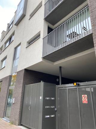 Zeer gunstig gelegen appartement op de 3eV met LIFT bestaande uit:  een hall, een woonkamer, een luxueus ingerichte keuken, een modern...