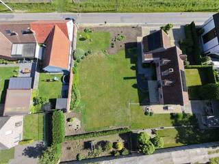 <strong>Droom je van een vrijstaande woning op een rustige locatie? </strong>Dan is deze bouwgrond van 760 m² in Oppuurs (2870 Puurs-Sint-Amands) precies wat je zoekt.<br /><br />Gelegen aan <strong>Nijven 77A,</strong> geniet je hier van een <strong>uitzonderlijk rustige en groene omgeving</strong>, ideaal voor wie houdt van ruimte, natuur en privacy. De grond is bestemd voor een <strong>open bebouwing,</strong> waardoor je alle vrijheid hebt om jouw droomwoning te realiseren.<br /><br />De <strong>zuid oriëntatie </strong>zorgt ervoor dat je de hele dag kunt genieten van natuurlijk licht, waardoor jouw toekomstige woning <strong>een warme en uitnodigende sfeer</strong> zal hebben.<br /><br />Wat dit perceel nog aantrekkelijker maakt, is de mogelijkheid om tot<strong> 17 meter diep te bouwen,</strong> waardoor je niet alleen een comfortabel huis kunt creëren, maar ook nog voldoende ruimte overhoudt voor een groene oase in je eigen achtertuin!<br /><br />Troeven op een rij:<br /><br />- Bouwgrond van 760 m²<br />- Geschikt voor open bebouwing<br />- Rustige en groene ligging<br />- Zuidgerichte tuin<br />- Mooie bouwmogelijkheden<br />- Vlotte bereikbaarheid naar omliggende gemeenten<br />- Aangename woonomgeving<br /><br />Alsof dat nog niet genoeg is, krijg je er bovendien enkele bijzonder sympathieke buren gratis bij!<br /><br />Interesse? Neem gerust contact op voor meer informatie.<br /><br />