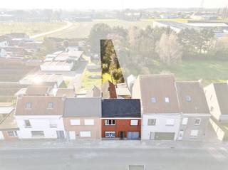 <h2><span>Te renoveren woning op rustige ligging perceel 510 m²</span></h2><p><span>Op een aangename, rustige ligging vinden we deze te renoveren woning op een mooi perceel van </span><span>510 m²</span><span>. De woning biedt een solide basis voor wie op zoek is naar een renovatieproject met potentieel.</span></p><h3><span>Indeling</span></h3><ul><li><span>Inkomhal</span></li><li><span>Leefruimte</span></li><li><span>Keuken</span></li><li><span>Badkamer</span></li><li><span>Garage met zolderruimte</span></li><li><span>3 slaapkamers</span></li><li><span>Zolder boven het hoofdgebouw</span></li></ul><p><span>Een belangrijk pluspunt: </span><span>het dak van het hoofdgebouw werd reeds vernieuwd</span><span> en voorzien van een </span><span>nieuwe gebinte en nieuwe pannen</span><span>. Hierdoor kan je met een gerust hart verder renoveren.</span></p><h3><span>Troeven</span></h3><ul><li><span>Rustige ligging</span></li><li><span>Mooie perceelbreedte en diepe tuin</span></li><li><span>Vernieuwd dak (gebinte + pannen)</span></li><li><span>Garage met extra zolderruimte</span></li><li><span>Veel mogelijkheden voor verbouwing of uitbreiding</span></li></ul><p><span>Deze woning is ideaal voor wie graag zelf de handen uit de mouwen steekt en een woning volledig naar eigen smaak wil afwerken.</span></p>