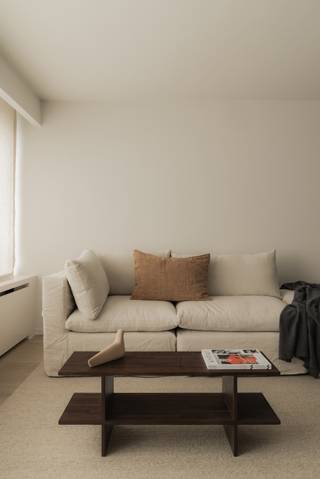 <strong>Exclusief gerenoveerd appartement met frontaal zicht op het Citadelpark</strong><br /><br />Op een absolute toplocatie, met frontaal zicht op de kruinen van de bomen en op wandelafstand van Gent-Sint-Pieters, bevindt zich dit stijlvol gerenoveerde appartement (5de verdieping) met een bruto vloeroppervlakte van ca. 100 m² (excl. terras).<br /><br />De renovatie werd gerealiseerd door RAC Projects, gekend voor hun tijdloze architectuur en verfijnde afwerking. Doordachte materiaalkeuzes en zachte, harmonieuze tinten creëren een stijlvol interieur. Het resultaat is een elegant appartement met een gunstig EPC-label B.<br /><br />De lichtrijke leefruimte met open keuken geniet van een frontaal uitzicht op het park, wat zorgt voor een uitzonderlijk gevoel van rust en ruimte. Verder beschikt het appartement over drie slaapkamers, twee badkamers en een aangenaam terras over de volledige breedte van de achterzijde. Een extra troef is de mogelijkheid tot het aankopen van een staanplaats gelegen onderaan het gebouw.<br /><br /><strong>Kortom, een uniek appartement met parkzicht op een van de meest gegeerde locaties van Gent.</strong>