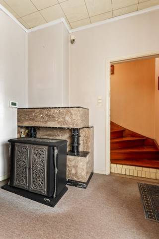 Een verborgen parel waar rust en thuisgevoel samenkomen<br /><br />Op een unieke plek in Kapellen, op wandelafstand van het centrum en toch verscholen in alle rust, ligt deze woning die meteen aanvoelt als een plek waar geleefd kan worden. Een huis met een ziel, klaar om met zorg en liefde omgevormd te worden tot een warme thuis.<br /><br />De ruime keuken vormt het hart van de woning en sluit aan op de veranda, waar u uitkijkt op de tuin en elk seizoen van het buitenleven geniet. Achteraan wacht een uitzonderlijk grote, groene tuin — volledig omsloten, zonder inkijk en met een zeldzame rust die u hier niet zou verwachten. Een plek voor lange zomeravonden, spelende kinderen, een boek in de zon of gewoon… stilte.<br /><br />Op de eerste verdieping bevinden zich twee ruime slaapkamers en een volwaardige badkamer, ideaal voor koppels of jonge gezinnen die op zoek zijn naar comfort en geborgenheid. <br />De zolderverdieping biedt bovendien nog extra mogelijkheden om dromen waar te maken: een extra slaapkamer, hobbyruimte of een rustige thuiswerkplek.<br /><br />Op het gelijkvloers zorgt de inpandige garage/berging voor extra gemak, perfect voor fietsen, opslag en wasvoorzieningen — praktisch en uit het zicht.<br /><br />Een grote troef is de vrijheid die deze woning biedt: renoveer volledig op uw eigen tempo, zonder renovatieplicht, en maak van dit huis stap voor stap uw persoonlijke thuis.<br /><br />Hier woont u rustig en residentieel, maar toch vlak bij winkels, scholen en openbaar vervoer.<br />Een plek waar u niet alleen woont, maar écht leeft.<br /><br />Contacteer NEON VASTGOED voor meer info of een bezoek ter plaatse !