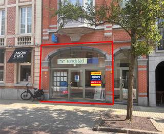 Karaktervolle kantoorruimte, gelegen in de gekende Brusselsestraat in hartje Dendermonde. Dit pand heeft een gelijkvloerse opp. van 280 m² en...