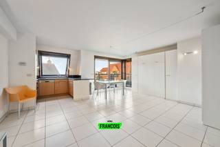 Deze ruime en residentieel gelegen studio van 57 m² bevindt zich op de 4de verdieping van de prachtige Residentie Villa Elisa (1999), op een zucht...