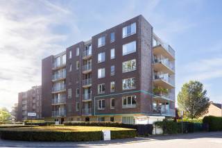 Gelegen aan de Scheldelei in Hoboken, bevindt dit appartement zich op een aangename en groene locatie nabij de Schelde en Hobokense Polder. De omgeving combineert de rust van het omliggende groen met een vlotte verbinding naar Antwerpen en de omliggende gemeenten. Ook dagelijkse voorzieningen, winkels en openbaar vervoer bevinden zich op korte afstand.<br /><br />Het appartement bevindt zich op de eerste verdieping van de goed onderhouden residentie Polderpark. Via de inkomhal, voorzien van een apart gastentoilet en een praktische berging met aansluitingen voor wasmachine en droogkast, betreedt u het appartement.<br />Het kloppende hart van de woning is de lichtrijke leefruimte met open keuken. Dankzij de grote raampartijen geniet deze ruimte van een aangename lichtinval en staat ze rechtstreeks in verbinding met het gezellige terras, een fijne plek om buiten te vertoeven. De open keuken is uitgerust met de nodige toestellen en sluit mooi aan bij de leefruimte.<br /><br />Het appartement beschikt over twee volwaardige slaapkamers die de badkamer delen. Deze is ingericht met een ligbad, douche, wastafel en praktisch opbergmeubel.<br /><br />Tot slot beschikt het appartement over een kelderberging die inbegrepen is in de prijs. Daarnaast is er een autostaanplaats aan te kopen voor € 10.000, wat zorgt voor extra comfort.<br /><br />Een aangenaam en praktisch appartement in een groene omgeving , ideaal voor wie comfortabel wil wonen met alle dagelijkse voorzieningen en Antwerpen binnen handbereik.<br /><br />Interesse?<br />Contacteer LISTED voor een bezoek: +32 3 283 51 51.