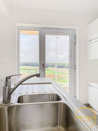Bent u op zoek naar een gloednieuwe woning, omringd door de natuurlijke schoonheid van Heuvelland?<br />We stellen u deze nieuwbouwwoning in Wijtschate voor!<br /><br />Op het gelijkvloers van deze woning vindt u woonkamer met open keuken, berging, inkomhal en een apart toilet. Deze woning is voorzien naar de laatste normen. <br />Op het gelijkvloers is vloerverwarming voorzien, aangedreven door een efficiënte warmtepomp. Dit zorgt niet alleen voor een aangename temperatuur het hele jaar door, maar het bespaart ook energie en verlaagt uw energierekening.<br />Daarnaast beschikt deze woning over 6 zonnepanelen, waarmee u uw eigen groene energie kunt opwekken. Tevens is er een regenput voorzien. <br /><br />Op de bovenverdieping vindt u een badkamer en drie comfortabele slaapkamers.<br /><br />Deze nieuwbouwwoning in Wijtschate is voorzien van een ruime carport. <br /><br />Rustig gelegen met prachtige zichten over de Vlaamse velden.<br /><br />Neem vandaag nog contact met ons op om meer te weten te komen en uw droomhuis te bezichtigen. <br /><br />Prijs: 277 000 euro exclusief kosten.<br />Prijs All-In: 337 336 euro.