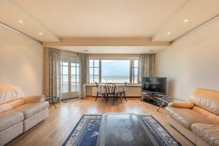 Aangenaam gemeubileerd appartement met zeezicht vlakbij het Albertplein in het Zoute. Indeling: inkomhall met vestiaire en toilet, ruime...
