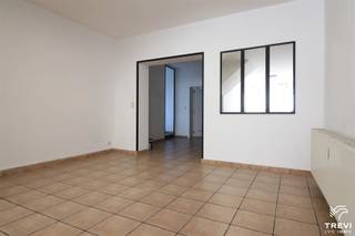 Composition :Sous-Sol : Cave : 8 m²Rez-de-chaussée :  hall d'entrée commun, living : 17,40 m², salle à manger : 14,17 m², cuisine : 13,63 m²,  hall...