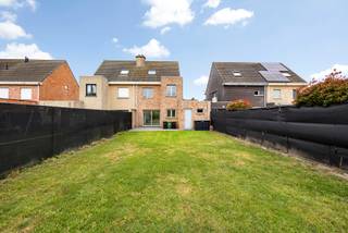 <p><strong>Ruime halfopen woning met 4 slaapkamers, garage en zonnige tuin in Stabroek</strong></p>
<p>Deze recente halfopen bebouwing uit 2005 combineert ruimte, comfort en een centrale ligging in Stabroek. Dankzij de vlotte verbinding naar winkels, scholen, openbaar vervoer en de Antwerpse haven geniet u hier van een praktische woonlocatie met alle voorzieningen binnen handbereik.<br />De woning werd uitstekend onderhouden, is volledig geschilderd en beschikt over nieuwe vloeren in de slaapkamers. Met vier volwaardige slaapkamers, een ruime leefruimte, garage en zonnige tuin vormt dit een ideale gezinswoning.</p>
<p><strong>Indeling</strong></p>
<p><strong>Gelijkvloers</strong></p>
<ul>
<li>Inkomhal van ca. 8 m² op natuursteen met gastentoilet</li>
<li>Lichtrijke leefruimte van ca. 35 m² op tegelvloer met grote raampartijen voor- en achteraan</li>
<li>Volledig ingerichte keuken van ca. 8 m² met spoelbak, elektrische kookplaat, dampkap, oven, koelkast met vriesvak en vaatwasser</li>
<li>Ruime garage van ca. 25 m² met sectionale poort en rechtstreekse toegang tot de tuin</li>
</ul>
<p><strong>Eerste verdieping</strong></p>
<ul>
<li>Nachthal van ca. 8 m²</li>
<li>Drie slaapkamers van ca. 12 m², 12 m² en 9 m², voorzien van nieuwe vloeren</li>
<li>Eén slaapkamer met ensuite douchekamer met douche en lavabo</li>
<li>Apart toilet</li>
<li>Volledig betegelde badkamer van ca. 7 m² met ligbad en dubbele lavabo</li>
</ul>
<p><strong>Tweede verdieping</strong></p>
<ul>
<li>Ingerichte zolderruimte van ca. 30 m² met vier dakvensters en verduistering, momenteel ingericht als volwaardige vierde slaapkamer</li>
</ul>
<p><strong>Tuin</strong></p>
<ul>
<li>Zonnige en onderhoudsvriendelijke tuin</li>
<li>Groot terras en ruim tuinhuis</li>
<li>Regenwaterrecuperatiesysteem voor toiletten en tuin</li>
</ul>
<p>Deze instapklare woning biedt een doordachte indeling, veel natuurlijke lichtinval en vier volwaardige slaapkamers. De combinatie van een ruime tuin, garage en centrale ligging in Stabroek maakt dit een interessante woonkans voor gezinnen die comfortabel willen wonen nabij Antwerpen, Kapellen en de haven.</p>
<p>Interesse? Contacteer ons via <strong>03 535 12 75</strong> en plan uw bezoek.</p>
<p><strong>BEWOONBARE OPPERVLAKTE:</strong> De vermelde “bewoonbare oppervlakte” is gebaseerd op de “bruikbare vloeroppervlakte” zoals vermeld in het EPC.</p>