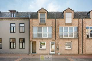 <strong>IDEALIS VASTGOED – GELIJKVLOERS APPARTEMENT MET LICHTRIJKE LEEFRUIMTE EN AANSLUITEND KEUKEN, BADKAMER, 2 SLAAPKAMERS EN GARAGEBOX OP EEN UITERST GUNSTIGE LOCATIE VLAK BIJ HET CENTRUM VAN PELT!<br /><br />LIGGING: </strong><br />Dit appartement bevindt zich vlak bij het centrum van Neerpelt. Het treinstation, bushaltes, winkels en scholen zijn allen bereikbaar vanop wandelafstand.<br /><br /><strong>INDELING: </strong>- inkomhal – woonkamer - keuken – berging - slaapkamer 1 – badkamer – slaapkamer 2 – toilet – terras - stadstuin<br /><br /><strong>GARAGEBOX: </strong> - garagebox achteraan<br /><br /><strong>BIJZONDERHEDEN:</strong><br />- Centrumlocatie<br />- Alle voorzieningen op wandelafstand<br />- Extra tuinberging/fietsenhok <br />- Wordt momenteel verhuurd (lopend rendement)<br /><br /><strong>Stedenbouwkundige Inlichtingen:</strong><br />Bouwvergunning - Woongebied - Geen dagvaarding - Voorkooprecht – Geen Verkavelingsvoorschriften<br /><br /><strong>EPC: 148 </strong>kWh/m² met certificaatnummer: 20260706-0003911573-RES-1<br /><br /><strong>O-peil:</strong> Niet overstromingsgevoelig gebied<br /><br />Asbestattest in aanvraag<br /><strong>Benieuwd naar dit knappe appartement? Ons IDEALIS Team geeft U met plezier en steeds vrijblijvend de nodige informatie via e-mail, ter plaatse of op onze kantoren in Peer en Pelt.<br />Wenst U advies omtrent uw eigen woning? Graag plannen wij vrijblijvend met U een afspraak in om onze expertise met U te delen, steeds tot Uw dienst!!<br />Neem contact op met IDEALIS VASTGOED op 011/515 565 of mail naar info@idealisvastgoed.be!</strong><br /> 