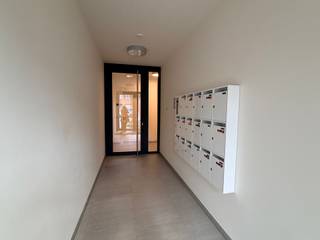 <p><span>TE HUUR Nieuwbouw gelijkvloers appartement met 3 slaapkamers in centrum Bree</span></p><p><span>Dit prachtig nieuwbouwappartement op het gelijkvloers is gelegen op een uitstekende locatie in het centrum van Bree. Het betreft een eerste verhuring, waardoor u als eerste bewoner kan genieten van alle moderne comfort en een volledig instapklare woning.</span></p><p><span>Indeling:</span><span><br />Het appartement beschikt over een ruime en lichtrijke leefruimte met directe toegang tot een aangenaam en ruim terras. De volledig uitgeruste keuken is voorzien van alle hedendaagse toestellen, waaronder een vaatwasser en combi-oven. Verder omvat het appartement drie volwaardige slaapkamers en een badkamer met douche. Daarnaast is er een praktische kelderberging (nr. 57) aanwezig.</span></p><p><span>Extra troeven:</span></p><ul><li><span>Ondergrondse parkeerplaats (nr. 1)</span></li><li><span>Extra parkeermogelijkheid voor de deur</span></li><li><span>Verwarming op gas</span></li><li><span>Centrale ligging in het hart van Bree, op wandelafstand van winkels, slager, Action en de winkelstraat</span></li></ul><p><span>Financieel:</span></p><ul><li><span>Huurprijs: 1050/maand</span></li><li><span>Algemene kosten: 85/maand</span></li><li><span>EPC label A</span></li><li><span> Interesse? Stel je kandidaat via deze link: mijnhuurprofiel.be </span></li></ul><p><span>Dit appartement is ideaal voor wie comfortabel, modern en centraal wenst te wonen in een kwalitatieve nieuwbouwomgeving.</span></p>