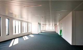 Kantoor- en commerciële ruimtes beschikbaar in de Avenue Building. Prachtig kantoorgebouw gelegen aan de Noorderplaats, op de hoek van de Italiëlei en Londenstraat. Kortbij centrum en het Eilandje en de Haven.<br />Moderne ruimtes verspreid over 7 bovengrondse verdiepingen voorzien van airco, liften, veel natuurlijk lichtinval en ondergrondse parkeergelegenheid. <br />- Commerciële ruimte van 537m² beschikbaar