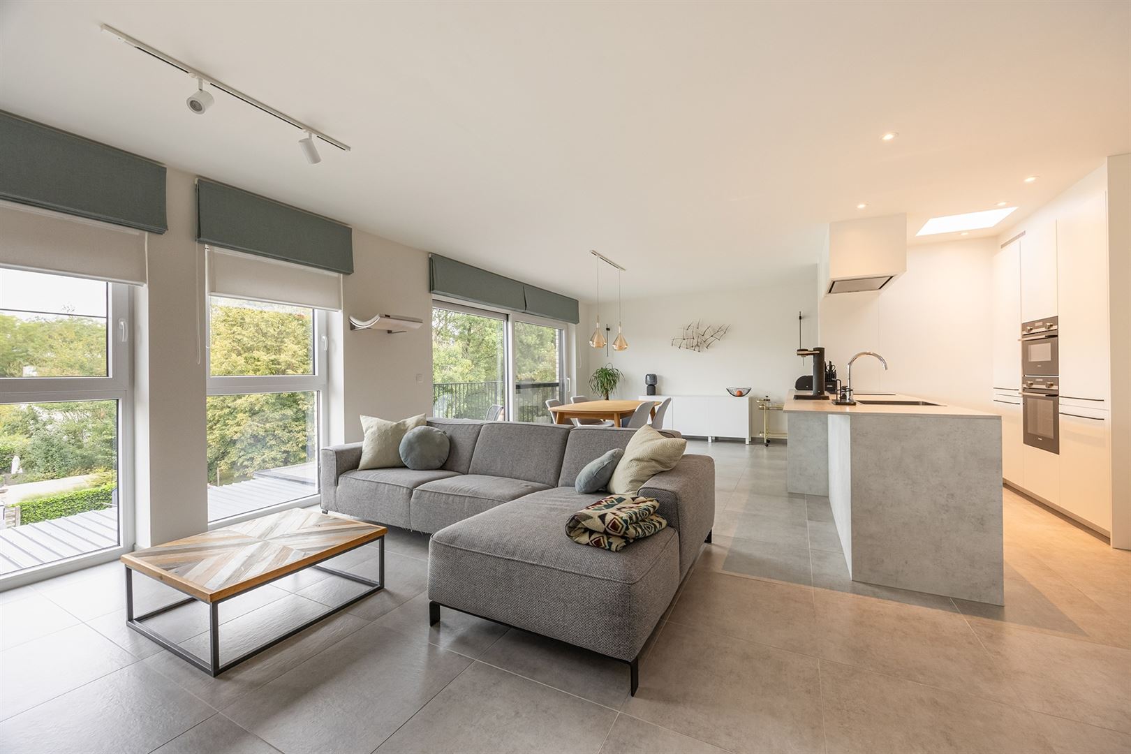 Recent lichtrijk appartement met terras en staanplaats. - foto 4