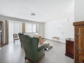 Centrally located apartment for rent in the shopping street (Ooststraat) of Veurne. Near the Grand Place and public transport (train/bus). LAYOUT>...