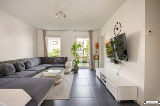 <p>Bent u op zoek naar een recente (2013), instapklare woning op een toplocatie? Dan is deze energiezuinige gezinswoning, gelegen in het hart van Loenhout, zeker een bezoek waard. <br />Via de inkomhal met praktische ingemaakte kasten en een apart gastentoilet komt u in de lichtrijke leefruimte op onderhoudsvriendelijke tegelvloer. Aansluitend bevindt zich de volledig ingerichte keuken, die alle nodige comfort biedt. Verder is er op het gelijkvloers een handige wasruimte met de technische voorzieningen. Op de eerste verdieping vindt u drie volwaardige slaapkamers, een badkamer uitgerust met een ligbad, douche en dubbele lavabo, evenals een tweede apart toilet. Via een toegangsluik bereikt u de zolder, die nog volledig naar eigen wens kan worden afgewerkt en extra mogelijkheden biedt. De tuin is zuid-west georiënteerd en volledig omheind. Bijkomend is er achteraan nog een garage voorzien.</p><p>Troeven van de woning:<br />- EPC-label A met score 3 kWh/(m2jaar)<br />- 12 zonnepanelen <br />- Elektriciteit conform<br />- Kindvriendelijke omgeving<br />- Garagebox </p><p>Deze woning is pas beschikbaar vanaf februari 2027!</p>