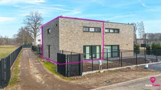 Bij ImmoFusion 7/7 “open huis”: klik op onze 3D-TOUR.<br />Ervaar vastgoed alsof je er zelf doorloopt!<br /><br />Deze strakke, moderne halfopen bebouwing gelegen in de Sint-Annastraat 43 HZ combineert stijl, comfort en functionaliteit op een doordachte manier.<br /><br />Bij het binnenkomen bevindt zich aan de rechterzijde een praktische wasruimte met alle nodige aansluitingen en voldoende plaats voor zowel een wasmachine als een droogkast. Aansluitend vinden we een gastentoilet.<br /><br />De lichtrijke woonkamer vormt het hart van de woning en bestaat uit een ruime open leefruimte met grote raampartijen aan zowel de voor- als achterzijde, wat zorgt voor een overvloed aan natuurlijk licht. De moderne keuken sluit hier naadloos op aan en is uitgerust met een centraal eiland en alle nodige toestellen, waaronder een inductiekookplaat, dampkap, spoelbak, oven en microgolf. Bovendien is er ruim voldoende opbergruimte voorzien.<br /><br />Vanuit de woonkamer heeft u directe toegang tot het aangelegd terras en de onderhoudsvriendelijke tuin, ideaal om in alle rust te genieten van het buitenleven.<br /><br />Op de bovenverdieping bevinden zich 3 volwaardige en ruime slaapkamers. De badkamer is compleet uitgerust met een comfortabel ligbad en een aparte douche. Daarnaast is er nog een afzonderlijk toilet en een grote technische ruimte aanwezig.<br /><br />Zowel de woonkamer als alle slaapkamers zijn voorzien van airconditioning, wat bijdraagt aan een optimaal wooncomfort, het hele jaar door.<br /><br />Pluspunten: <br />- Nieuwbouwwoning<br />- 3 volwaardige slaapkamers<br />- Airco aanwezig<br />- Rustige ligging<br />- Onderhoudsvriendelijke tuin<br /><br />Voor een bezichtiging ter plaatse of meer info, bel ons op 078/78.78.70, of kom gewoon binnen op ons kantoor, steeds welkom!