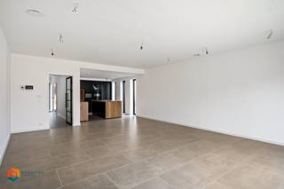 Op een uitstekende locatie in het centrum van Tildonk bevindt zich deze halfopen nieuwbouwwoning met 3 slaapkamers op een perceel van 329 m². U geniet hier van een uiterst rustige ligging vlakbij de vaart Leuven-Mechelen, toch in de nabijheid van winkels, scholen, openbaar vervoer en belangrijke invalswegen. De woning wordt verkocht onder het registratiestelsel. <br /><br />We betreden de woning via de inkomhal met apart gastentoilet. De leefruimte geniet van een mooie lichtinval door de vele raampartijen. U kunt deze inrichten met een aparte eetplaats en een gezellige zithoek met zicht op de tuin. Hier is de open keuken met kookeiland mooi geïntegreerd in het geheel en voorzien van de voornaamste, kwalitatieve toestellen. Verder beschikt het gelijkvloers nog over een ruime berging/wasplaats. De nachthal op de eerste verdieping geeft ons toegang tot 3 slaapkamers en een badkamer, uitgerust met inloopdouche, dubbele lavabo en toilet. De tuin wordt nog voorzien van een aangelegd terras en tuinpad zodat u in alle rust kan genieten van het mooie weer. Deze woning is voorzien van vloerverwarming en zonnepanelen. EPC bouw in opmaak. Beoogd E-peil bedraagt slechts E18 (EPC label A). Elektriciteit is conform.<br /><br />Dit is een uitstekende opportuniteit als u op zoek bent naar een halfopen nieuwbouwwoning met 3 slaapkamers op een uitstekende locatie te Tildonk. Contacteer ons voor meer informatie op 0497 14 67 97 of via info@boonstravastgoed.be.<br /><br />Bijzonderheden :<br />- 3 slaapkamers<br />- Uitstekende locatie <br />- Nieuwbouw onder registratie