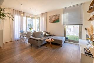 Gemeubeld nieuwbouwappartement op absolute toplocatie!<br /><br />De theaterwijk is heerlijk gelegen tussen de buurten ”Het Zuid“ en het historische stadscentrum. Op wandelafstand vinden we alle leuke pleintjes, gezellige horeca, de leukste winkelstraten en alle vormen van openbaar vervoer. De straat zelf is heerlijk rustig waardoor het steeds zalig thuiskomen is.<br />Het appartement is achteraan gelegen en beschikt over een inkomhal via veiligheidsdeur en veel kasten, afzonderlijk toilet met handenwasser, lichtrijke leefruimte met open, volledig ingerichte keuken en aansluitende berging. Rondom de leefruimte de gezellige tuin/terras voorzien van meubilair.<br />De slaapkamer beschikt over een bed en een zeer ruime kleerkast. Badkamer voorzien van douche, lavabo en veel bergruimte.<br />Alle huisraad en toestellen zijn aanwezig (wasmachine, stofzuiger, bed en badlinnen,...)<br />Bijzonderheden: Huren op vennootschap mogelijk– Minimale huurperiode 1 jaar- Maandelijkse kosten €65, alle verbruik met eigen meters- Fietsenberging aanwezig.<br />Contacteer ons nu voor meer informatie of een bezoek ter plaatse!