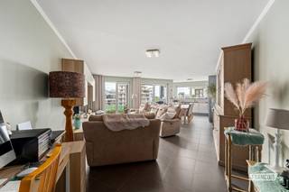 Wonen in het hart van de stad, zonder in te boeten aan ruimte of comfort? In de Steenstraat bevindt zich op de vierde verdieping van een jonge residentie dit modern en volledig instapklaar appartement van 105 m² met drie slaapkamers, een aangenaam terras en de mogelijkheid om een staanplaats te huren in hetzelfde gebouw. <br /><br />Via de verzorgde inkomhal wordt u verwelkomd in een doordacht ingedeeld appartement. Hier vindt u meteen een gastentoilet en een praktische berging met aansluiting voor wasmachine en droogkast. Verder opent de woonruimte zich tot een lichtrijke leefomgeving waar de gezellige zithoek, eetplaats en open keuken naadloos in elkaar overvloeien. Dankzij de grote raampartijen geniet u hier de hele dag van een aangename lichtinval. De keuken is uitgerust met alle hedendaagse comfort, ideaal om uitgebreid te koken of gezellig gasten te ontvangen.<br /><br />Vanuit de leefruimte stapt u rechtstreeks het terras op, een aangename buitenruimte waar u in alle rust kunt genieten van het mooie uitzicht en een ontspannen moment in de buitenlucht.<br /><br />Het slaapgedeelte is slim afgescheiden van de leefruimte en biedt alle privacy. Hier bevinden zich drie slaapkamers en een stijlvolle badkamer, uitgerust met een inloopdouche en wastafel. De combinatie van ruimte, kwalitatieve afwerking, energiezuinigheid en centrale ligging maakt dit appartement bijzonder geschikt voor gezinnen, koppels of wie op zoek is naar een comfortabele woonst in het centrum. Wenst u bovendien zorgeloos te parkeren? Dan is er de mogelijkheid om een staanplaats te huren in dezelfde residentie, een extra troef op deze centrale locatie.<br /><br />Ook op technisch vlak scoort dit appartement dus uitstekend. Dankzij het gunstige EPC-label A en de conforme elektrische keuring geniet u van een energiezuinige en zorgeloze woonst.<br /><br />Ontdekt u dit appartement te koop in de Steenstraat graag zelf? Vraag vandaag nog uw bezoek aan via Immo Francois. <br /><br />Denkt u eraan om uw woning in Blankenberge te verkopen? Neem vrijblijvend contact op met Iben van Immo Francois in Blankenberge voor een gratis schatting via iben@immofrancois.be.<br /><br />