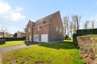 Bezoekdag: Bezoek deze ruime gezinswoning met 5 slaapkamers op zondag 19 april tussen 10u en 14u (enkel op afspraak).Op een mooi perceel van ca. 800...