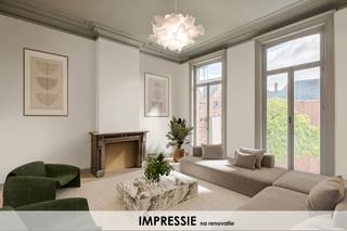 <p><em><strong>Wonen in hartje Turnhout, genietend van uw appartement met royale binnen- en buitenoppervlaktes, en dat omgeven door monumentaal erfgoed? In het centrum van Turnhout ontluikt binnenkort deze bijzondere plek om te wonen: 4 royale villa-appartementen met een terras aan de achterzijde en private parkeergelegenheid voor 2 wagens en fietsen. Dat is residentie “Het Gerecht”:  De renovatie van een “one of a kind” neoclassicistisch herenhuis en beschermd monument. </strong></em> <br /><br />Een bijzonder project, waar de geschiedenis in ere hersteld zal worden. Dit statige eigendom werd in 1886 als woning gebouwd door de heer Victor Van Hal, naar een ontwerp van architect Pieter-Jozef Taeymans. Vandaar de oorspronkelijke benaming “Het huis Van Hal”. Later heeft het lange tijd dienst gedaan als arbeidsrechtbank om tot slotte omgetoverd te worden tot restaurant in het gekende VTM programma “Mijn Pop Up Restaurant” met de toepasselijke naam “Het Gerecht”. De renovatie zal gebeuren met het grootste respect voor alle authentieke elementen, zonder daarbij de (technologische) noden van vandaag uit het oog te verliezen. Zo wordt het gebouw uiteraard uitgerust met een lift. Vanzelfsprekend worden alle beschermde elementen in ere hersteld: Te denken aan de monumentale binnendeuren, de mouluren, open haarden, de majestueuze koepel, de indrukwekkende koetsdoorgang, … Elk appartement zal de volledige verdieping beslaan, waardoor u groots kan wonen, in een kleinschalige residentie.</p>
<p><strong>Het appartement op de eerste verdieping biedt bijna 210m² aan woonoppervlakte.</strong> De ruimte die we typisch zouden benoemen als “inkomhal” staat bol van de authentieke elementen en de benaming inkomhal doet deze ruimte eigenlijk geen eer aan. Dankzij de grootte en lichtinval is deze ruimte eveneens geschikt als ontspanningsruimte, bureau, of 2<sup>e</sup> zithoek. De leefkeuken, eetkamer en zithoek staan met elkaar in verbinding en genieten langs 2 zijden van natuurlijk daglicht. Openslaande deuren geven uit op het terras aan de achterzijde van ruim 25m². De hoofdslaapkamer heeft een ensuite badkamer, de 2 overige slaapkamers delen de 2e badkamer. <br /><br />Het gebouw is volledig onderkelderd met daar per appartement een private kelder en een aantal gemeenschappelijke ruimtes zoals een historische kolenkelder en wijnkelder met gewelven. U heeft hier de keuze uit bergingen van 27m² tot wel 39m². De lift bereikt voor uw gebruiksgemak uiteraard ook deze verdieping.<br /><br />Parkeren doet u onder uw eigen, dubbele carport met aansluitende fietsenstalling. Voor containers wordt een gemeenschappelijke afvalberging voorzien. </p>
<p><u>Afwerking en de wijze van aankopen<br /></u>Het appartement wordt, op de private schilderwerken na, volledig afgewerkt opgeleverd. Alles wordt tot in de puntjes afgewerkt, denkt u aan houten vloeren, kwaliteitsvolle keukens en badkamers, en de nieuwste technieken aangepast aan het authentieke karakter van het herenhuis. Indien u dit wenst, wordt u de mogelijkheid geboden om uw appartement  “casco plus” aan te kopen.  Dat betekent dat alle renovatiewerken en technieken inbegrepen zijn, behoudens de persoonlijke binnenafwerking van uw appartement: Vloeren (m.u.w. diegene die beschermd zijn), keuken, badkamer en schilderwerken. Wij informeren u vanzelfsprekend graag over de mogelijkheden. De appartementen worden verkocht onder het stelsel van het verkooprecht en BTW: U betaalt 12% registratierechten op de bestaande opstallen en het grondaandeel, en 6% BTW op de renovatiewerken. Wij bezorgen u met veel plezier een prijsberekening.<br /><br /><strong>Benieuwd geworden naar deze unieke appartementen in hartje Turnhout? Contacteer ons voor een afspraak. De renovatiewerken moeten nog starten maar wij leiden u nu reeds graag rond in uw nieuwe thuis. </strong></p>