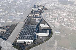 Op zoek naar ruime bedrijfs- of magazijnruimte op een strategische locatie in Brussel? RingsPark 21 in Vorst biedt flexibele en toekomstgerichte oplossingen voor ondernemingen die hun activiteiten willen vestigen, uitbreiden of optimaliseren.<br /><br />Dit moderne, gemengde bedrijventerrein biedt bedrijfsruimtes met oppervlaktes vanaf <strong>ca. 2.000 m² tot 100.000 m²</strong>, afgestemd op de specifieke behoeften van uw onderneming. Dankzij de flexibele indelingsmogelijkheden zijn diverse configuraties mogelijk, zowel voor opslag en distributie als voor logistieke en operationele activiteiten.<br /><br />De ruimtes combineren functionaliteit met een hedendaagse architectuur en een moderne gevel. Ze beschikken over laadkades en gelijkvloerse toegangen, wat een efficiënte organisatie van laad- en losactiviteiten mogelijk maakt. Daarnaast zijn er mogelijkheden voor kantoren en sociale ruimtes op de mezzanine en/of het gelijkvloers. Parkeerplaatsen en groenzones aan de voorzijde zorgen voor een aangename en praktische werkomgeving.<br /><br />Maximale flexibiliteit staat centraal. Of u nu op zoek bent naar een onmiddellijk beschikbare bedrijfsruimte of een oplossing op maat voor de toekomst, RingsPark 21 biedt mogelijkheden die aansluiten bij uw bedrijfsvoering en ambities. Dankzij de ligging in Vorst, in de Brusselse regio, vormt deze site een interessante uitvalsbasis voor ondernemingen die hun activiteiten strategisch willen organiseren en vlot bereikbaar willen zijn binnen en rond de hoofdstad.<br /><br />Contacteer PANORAMA B2B voor bijkomende informatie over de beschikbare oppervlaktes, de indelingsmogelijkheden en de huurvoorwaarden, of voor het inplannen van een vrijblijvend plaatsbezoek op het nummer 0479 70 70 70.