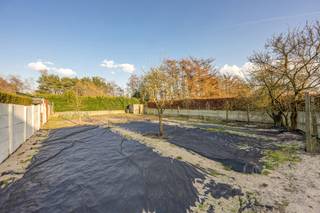 Charmante vrijstaande woning met 4 slaapkamers, inpandige garage en grote tuin op een perceel van 906m² nabij het dorpscentrum van...