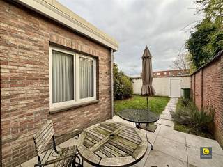 <p><span>Gelijkvloers appartement met zonnige tuin</span><span><br />Dit aangename gelijkvloerse appartement met 2 slaapkamers biedt een ideale combinatie van comfort, rust en licht.</span></p><p><span> </span></p><p><span>Het appartement heeft de volgende indeling:</span></p><p><span> </span></p><p><span>Inkomhal, leefruimte en keuken:</span><span><br />Via de inkomhal betreedt u het appartement, dat uitgeeft op een ruime en lichtrijke leefruimte. </span></p><p><span>Dankzij de grote raampartijen geniet u hier van veel natuurlijk daglicht. </span></p><p><span>De leefruimte is afgewerkt met een onderhoudsvriendelijke vloer, ideaal voor dagelijks comfort. <br />De volledig uitgeruste keuken beschikt over alle nodige toestellen: afwasmachine, koelkast met aparte vriezer, ingebouwde microgolf en oven.</span></p><p><span>Hier is ook de aansluiting voor uw wasmachine en droger aanwezig</span></p><p><span> </span></p><p><span>Slaapkamers en badkamer:</span></p><p><span>Beide slaapkamers bevinden zich aan de rustige achterzijde van het gebouw, wat zorgt voor een aangename nachtrust.<br />De badkamer is praktisch ingericht met een douchecabine, een lavabo met meubel en een spiegelkast. </span></p><p><span> </span></p><p><span>Tuin:</span></p><p><span>Achteraan het appartement bevindt zich een zonnige, zuidgerichte tuin de perfecte plek om te ontspannen en van het mooie weer te genieten. </span></p><p><span> </span></p><p><span>Beschikbaarheid &amp; huurprijs:</span></p><p><span>Huurprijs:</span><span> €1.000 / maand</span></p><p><span>Maandelijkse kosten:</span><span> €120,00 / maand - Provisie water en centrale verwarming</span></p><p><span>Beschikbaar:</span><span> 01/04/2026</span></p><p><span> </span></p><p><span> </span></p>