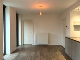 <p><span>Dit gezellige appartement met één slaapkamer en terras bevindt zich in de <strong>August Michielsstraat,</strong> midden op het bruisende <strong>Eilandje</strong>.</span></p>
<p><span>Via de inkomhal met apart toilet kom je in de ruime leefruimte met open, volledig geïnstalleerde keuken. Deze beschikt over een vaatwasser, kookplaat, oven, koelkast en vriesvak. Aansluitend is er een praktische berging met aansluiting voor wasmachine en droogkast.</span></p>
<p><span>Vanuit de leefruimte stap je rechtstreeks het <strong>terras</strong> op. Dankzij het zicht op de groene binnentuin voelt dit als een rustig plekje midden in de stad. Ideaal om ’s ochtends rustig van een koffie te genieten, ’s avonds te aperitieven of gewoonweg te ontspannen.</span></p>
<p><span>De <strong>slaapkamer</strong> geeft rechtstreeks toegang tot de badkamer, uitgerust met een lavabo en douche.</span></p>
<p><span>Ook voor je dagelijkse koffie, lunch of een gezellig avondje uit zit je hier goed. Zo zijn onder meer Georges espressobar en Chez Ver'eau vlakbij. Voor een avondje uit eten kan je terecht bij Cella, Zagreb of Fogos: welke jouw favoriet wordt, mag je zelf ontdekken wanneer je hier woont.</span></p>
<p><span>De <strong>locatie</strong> zit bovendien ook mee: met de fiets of het openbaar vervoer ben je snel in het centrum en via de belangrijkste invalswegen bereik je ook de rest van Antwerpen gemakkelijk. Daarnaast ligt de Delhaize ook letterlijk om de hoek!</span></p>
<p><span>’t Eilandje blijft daarnaast volop in beweging. De verdere <strong>ontwikkeling</strong> van onder meer de Droogdokkensite en de Montevideobuurt zorgt ervoor dat de omgeving de komende jaren nog verder zal evolueren, met extra groen, publieke ruimte en voorzieningen.</span></p>
<p><span>Op een rijtje:<br /></span><span>- Huurprijs: 975 euro/maand</span><br /><span>- Gem. kosten: 75 euro/maand</span><br /><span>- Autostaanplaats + kelderberging: <span><strong>verplicht mee te huren</strong></span> aan 125 euro/maand</span><br /><span>- Waarborg: 3 maanden</span><br /><span>- Huurcontract: startende 1 jaar, met mogelijkheid tot verlenging lange duur</span><br /><span>- Kosten plaatsbeschrijving: 50/50 huurder en verhuurder</span></p>
<p><span>Graag verder ontdekken? Plan gerust een bezoek in via volgende link: https://jamar.immo/te-huur/gezellig-wonen-op-t-eilandje-1-slaapkamer-en-terras/ en contacteer </span><span>roxanne@jamar.immo</span><span> bij vragen.</span></p>
<p><span>Troeven:<br /></span><span>- Toplocatie</span><br /><span>- EPC = A</span><br /><span>- Gem. fietsenstalling</span><br /><span>- Autostaanplaats + kelderberging (verplicht bij te huren)</span></p>