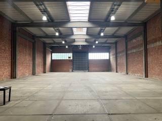 <span>Magazijn 988m² te huur in Antwerpen. Het magazijn heeft 2 poorten en is dus bereikbaar langs zowel de voor- als achterkant.</span>