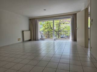 Ruim, lichtrijk appartement gelegen in Residentie Langhemeere op de Veemarkt te Kortrijk! Bestaande uit hal met apart toilet, gezellige ruime living met aansluitend zuid-gericht en super aangenaam terras. Aparte keuken met eethoek en naastliggende berging met wasplaats. Er zijn 2 slaapkamers met elk toegang tot het achterliggend terras met zicht op een groen pleintje. Tevens 2 badkamers aanwezig! Ondergrondse dubbele garagebox en kelderberging inbegrepen in de prijs. Het appartement werd zopas volledig opnieuw geschilderd, voorzien van gordijnen en nieuwe condensatieketel. Prachtig zicht op de Veemarkt, rustig gebouw en op wandelafstand van onder andere de Grote Markt, winkelgebied en Station. Kortom een topper in zijn prijsklasse!!!