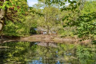In de stad Geel, palend aan Winkelomheide ligt een domein van 12 hectare, waarvan ca 2 hectare landbouwgrond is. (landbouwgrond optioneel aan te kopen) Op dit domein staat van oudsher een bescheiden, te renoveren woning met drie slaapkamers, een ruime veranda en een inpandige garage. Eveneens staat er een houten chalet met 2 slaapkamers, kelder en garage. Het beschikt over een aangelegde vijver voor zomerse zwempartijen, winters schaatsplezier. De mini-golfbaantjes en het tennisterrein liggen er wat onderkomen bij maar zouden een meerwaarde kunnen zijn. Dit domein biedt privacy, en genieten in de natuur.<br /><br />Ontdek dit zeldzame en uitgestrekte domein, ideaal gelegen in het groene Geel, palend aan het pittoreske Winkelomheide. Met een indrukwekkend perceel van circa 12 hectare (waarvan ca. 2 hectare landbouwgrond), biedt dit eigendom een ongeëvenaarde mate van privacy en een directe verbinding met de natuur. Dit is de ultieme kans voor wie droomt van een exclusief landgoed om te renoveren, te herbestemmen tot een recreatieve oase, of simpelweg te ontsnappen aan de drukte van alledag.<br />De Troeven van het Domein<br />Twee Woongelegenheden met Potentieel:<br />•Hoofdwoning: Een bescheiden, van oudsher aanwezige woning met drie slaapkamers, een ruime veranda en een inpandige garage. Deze woning wacht op een liefdevolle renovatie om te transformeren tot een moderne gezinswoning (houd er rekening mee dat de Vlaamse renovatieverplichting van toepassing kan zijn).<br />•Houten Chalet: Een charmant tweede verblijf met twee slaapkamers, een kelder en een garage, perfect voor gasten, verhuur (mits de bestemming dit toelaat) of als rustige thuiswerkplek.<br />Natuur en Recreatie:<br />•Aangelegde Vijver: Een prachtige waterpartij die uitnodigt tot zomerse zwempartijen, en winters schaatsplezier.<br />•Uitgestrekt Groen: Geniet van de rust en de ruimte die 12 hectare eigen grond u biedt. Een paradijs voor natuurliefhebbers, paardenhouders of rustzoekers.<br />•Recreatieve Faciliteiten: Hoewel het minigolfterrein en de tennisbaan momenteel onderkomen zijn, bieden ze een enorme meerwaarde voor wie het domein nieuw leven wil inblazen met sport- en ontspanningsmogelijkheden.<br />Een Locatie die Inspireert<br />Gelegen in een bosrijke omgeving, garandeert dit domein een idyllische leefomgeving, weg van nieuwsgierige blikken, maar toch dichtbij de nodige voorzieningen.<br />Dit uitzonderlijke vastgoed Is Ideaal voor:<br />•Liefhebbers van ruimte en de natuur.<br />•Kopers die dromen van een privédomein met ontspanningsmogelijkheden.<br />•Professionelen die wonen en werken in een groene omgeving willen combineren.<br />Mis deze unieke kans niet om eigenaar te worden van een exclusief perceel in de regio Geel.<br />Neem contact op voor een bezichtiging en laat u betoveren door de mogelijkheden die dit domein te bieden heeft.<br />OPGELET: de aangekondigde verkoopprijs omvat het bosgebied inclusief de woning en chalet. De landbouwgrond is optioneel aan te kopen.