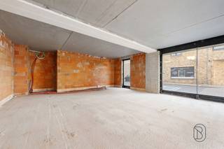 <p>Te koop: Residentie Vignoble - Duurzame appartementen + handelspand op topligging in Waregem<br /><br />Op de hoek van de Holstraat en de Guido Gezellestraat in Waregem bevindt zich Residentie Vignoble, een kleinschalig en kwalitatief nieuwbouwproject met 5 appartementen en 1 handelsruimte.<br /><br />Wat maakt dit project uniek?<br />De appartementen werden ontworpen door Embo architecten met oog voor duurzaamheid en wooncomfort. Elk appartement is uitgerust met warmtepompen en vloerverwarming, grote raampartijen en parketvloeren. <br /><br />Een bijkomende troef is de mogelijkheid tot aankoop aan 6% BTW.<br /><br />Te koop via Immo Beguin, jouw vastgoedexpert sinds 2009, met kantoren in Ronse, Waregem, Kortrijk, Deinze, Doornik en Lessines.<br />Meer info of bezoek via emiel@immobeguin.be</p>