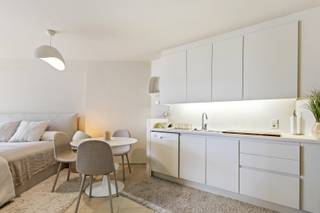 <p>Te koop: Gezellige studio in Oostende, gelegen op de Visserskaai met prachtig panoramisch zicht over het water.</p>

<p> </p>

<p>Deze studio bevindt zich in het hart van het centrum, in de toeristische zone en op wandelafstand van het strand. Dankzij de ligging op de Visserskaai geniet u van een vrij uitzicht en een zijdelings zeezicht. De renovatie zorgt voor een frisse, moderne uitstraling, waardoor de studio instapklaar is.</p>

<p> </p>

<p>Belangrijkste ruimtes:<br />• Lichte leefruimte met grote ramen en panoramisch zicht<br />• Compacte, moderne keuken<br />• Badkamer met douche en wastafel<br />• Terras met mooi open zicht<br />• Gemeenschappelijke fietsenberging<br />• Privatieve kelder</p>

<p> </p>

<p>Troeven:<br />• Mooi panoramisch zicht over water en stad<br />• Gelegen op de Visserskaai, nabij zee en centrum<br />• Recent gerenoveerde studio, instapklaar</p>

<p> </p>

<p>Neem vandaag nog contact op met uw ERA-makelaar voor een bezoek.</p>

<p> </p>

<p>JOUW DROOMAPPARTEMENT. ZO GEVONDEN!</p>