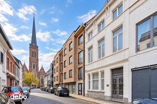 <strong>Een woning met karakter, charme en verrassend veel ruimte!</strong><br />Achter deze karaktervolle gevel ontdek je een ruime burgerwoning met hoge plafonds, authentieke elementen en een warme uitstraling.<br />Het gelijkvloers verwelkomt je met een gezellige leefruimte, eetplaats en keuken, met aansluitend een aangename stadstuin waar het heerlijk vertoeven is.<br />Met maar liefst 5 slaapkamers, een zolder, kelder en extra bergruimte biedt deze woning tal van mogelijkheden.<br />De bovenverdiepingen vragen een grondige renovatie, maar bieden tegelijk de kans om hier een prachtige thuis te creëren, helemaal naar eigen smaak.<br />Een huis met een ziel, boordevol potentieel, op wandelafstand van alles wat Izegem te bieden heeft!<br />Kom de charme en mogelijkheden zelf ontdekken!<br /><strong>Een bezoek plannen? Contacteer Katrien op 0495 53 48 65.</strong><br />