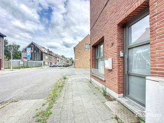 Bent u op zoek naar een ruime gezinswoning met veel mogelijkheden en lichtinval? Deze hoekwoning combineert wooncomfort, praktische indeling.<br />Op de gelijkvloerse verdieping bevindt zich een lichtrijke leefruimte en eetkamer van samen maar liefst 44m², ideaal voor gezellige familiemomenten. De aparte keuken is volledig uitgerust met gasvuur, dampkap, ijskast, microgolf, oven en vaatwasser. Verder is er een tweede badkamer voorzien die u nog volledig naar eigen smaak kunt afwerken. De woning beschikt daarnaast over twee garages, waarvan één bijzonder ruim (26m²) en dus perfect inzetbaar als wasruimte, berging of hobbyruimte.<br />De eerste verdieping biedt drie kamers, waarvan momenteel twee als slaapkamer gebruikt worden en één als extra zitruimte. Ook vindt u hier een badkamer met douche, lavabo en toilet. Op de tweede verdieping zijn er nog drie extra slaapkamers (tussen 6m² en 8m²), wat deze woning bijzonder geschikt maakt voor grotere gezinnen of voor wie graag een kantoor of hobbyruimte aan huis wil inrichten. Een extra troef is de volledig onderkelderde woning: de kelder is droog en biedt heel wat extra opbergruimte. De zonnepanelen voor een lagere energiefactuur en zijn er reeds opgemaakte plannen voor een terras aanwezig, die enkel nog uitgevoerd moeten worden. Dankzij de hoekligging geniet de woning bovendien van een overvloed aan natuurlijk licht. Klaar om ingericht te worden naar uw eigen wensen!